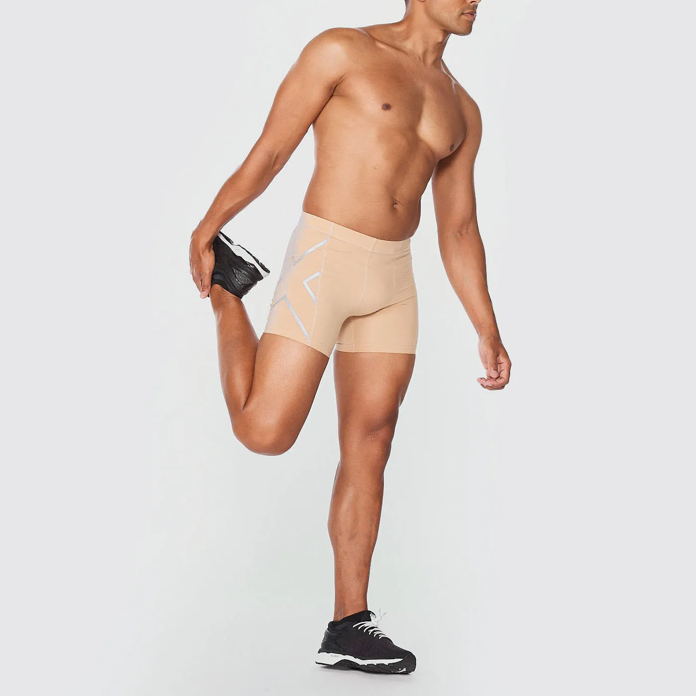 2XU - Core Compression 1/2 Shorts - Beige/Silver